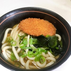 ゆでうどん！(^^)ワカメとコロッケのせアレンジ♪